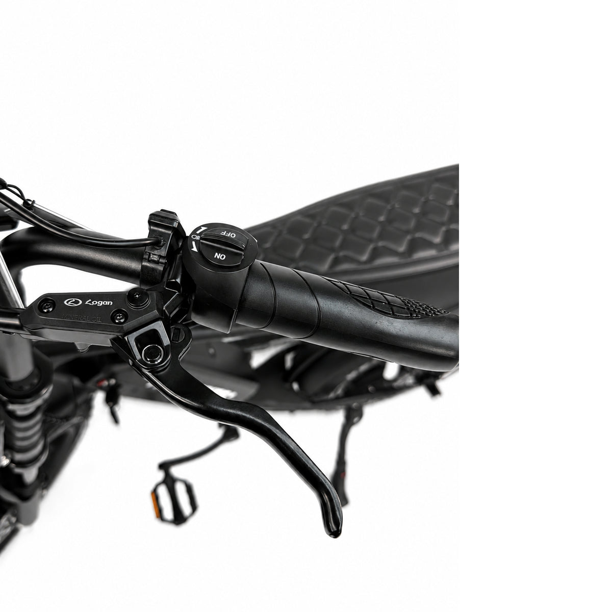 Close-up van het zwarte stuur van de OUXI FATBIKE V8 (C80) – MODEL 2026, met een bedieningsschakelaar met de aanduidingen M en NO, een handgreep met structuur, een hydraulische remhendel (hydraulische remmen), een deel van het gewatteerde zadel en pedalen – dit alles tegen een witte achtergrond.