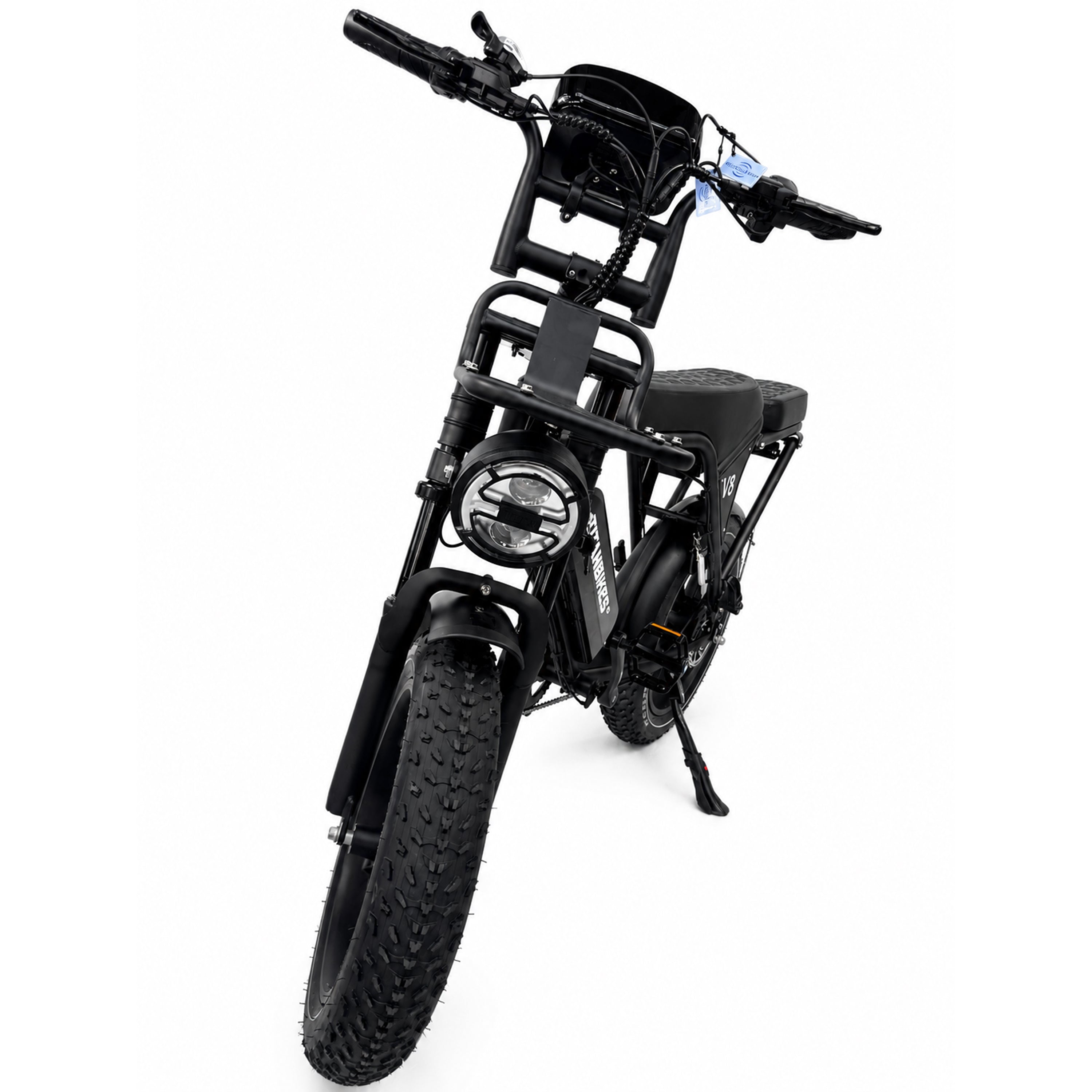 Een zwarte OUXI FATBIKE V8 (C80) – MODEL 2026 wordt vanuit een vooraanzicht getoond, waarbij de dikke banden, het stuur, de koplamp en het robuuste frame, uitgerust met hydraulische remmen en een alarmsysteem, goed tot hun recht komen. De fiets staat rechtop op zijn standaard tegen een witte achtergrond.