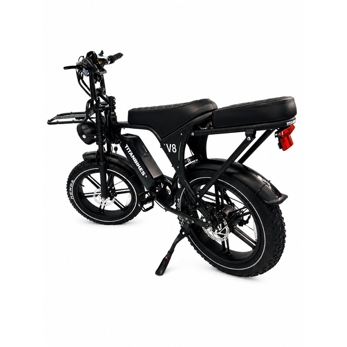 OUXI FATBIKE V8 (C80) model 2026, voorzien van dikke banden, hydraulische remmen, een alarmsysteem, een passagierszitje achterop, een bagagedrager achterop en een standaard; afgebeeld vanuit een hoek aan de achterzijde tegen een witte achtergrond.