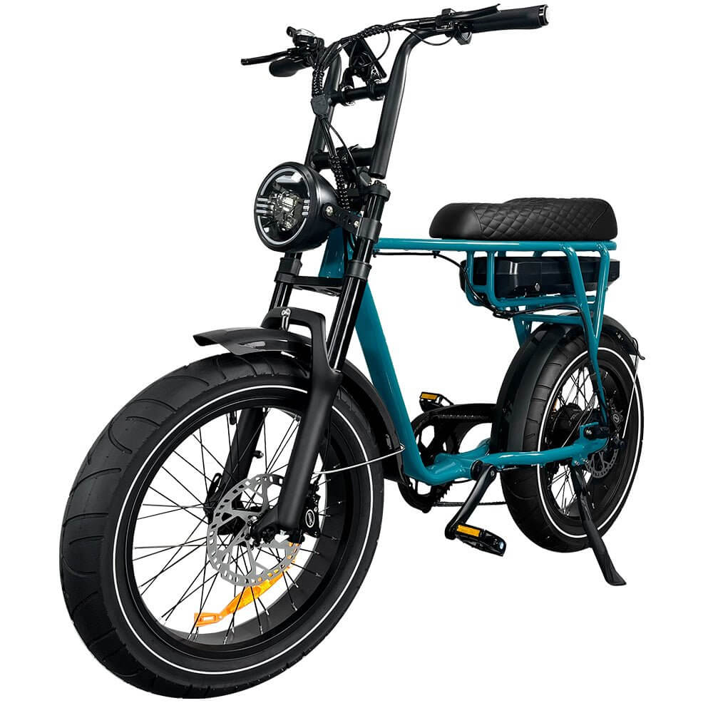 De 7GO FATBIKE – EB2 SPECIAL EDITION met hydraulische remmen is voorzien van dikke banden, een blauw frame, een zwart zadel en een accu die onder het zadel is gemonteerd; hier afgebeeld vanuit een hoek aan de voorkant op een witte achtergrond – deze lichtgewicht e-bike is ontworpen voor elk avontuur. Het robuuste ontwerp van de EB2 SPECIAL EDITION van 7GO garandeert zowel comfort als topprestaties.