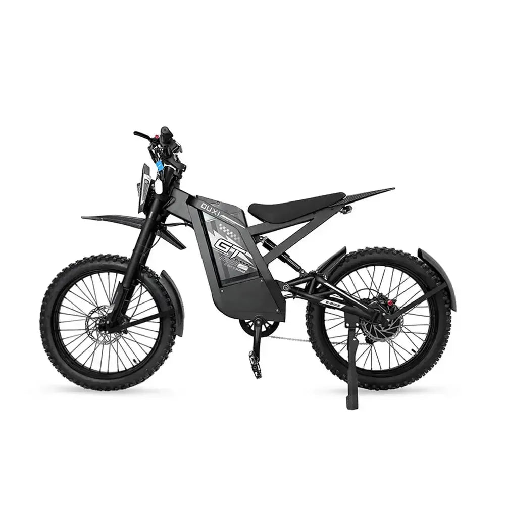 Een zwarte OUXI FATBIKE GT2000 CROSS – OFFROADFIETS (model 2026) met dikke offroadbanden, een robuuste motor van 2000 W, hydraulische remmen, een ingebouwd alarmsysteem, een standaard, een breed stuur en hoekige frameaccenten wordt in zijaanzicht op een witte achtergrond afgebeeld. Deze elektrische fatbike van OUXI combineert een stoere stijl met hoogwaardige functies voor avontuurlijke fietsers.
