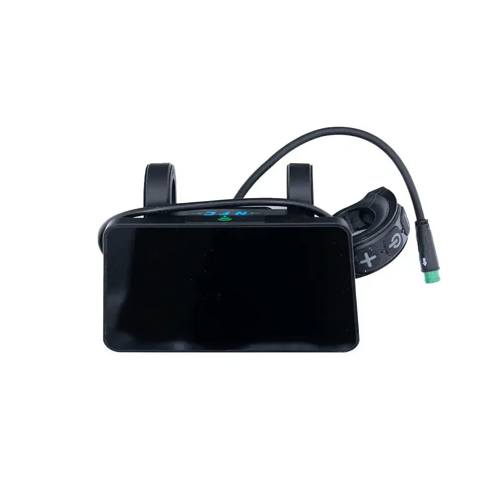 Een zwart, rechthoekig elektronisch display van QMWHEEL, de FATBIKE S20 (PRO) - NFC - DISPLAY, is compatibel met de S20-fatbike en V20-modellen en wordt geleverd met twee bevestigingsbeugels en een bijbehorende bedieningsschakelaar met plus- en min-knoppen. Bij de levering is een kabel met groene stekker inbegrepen.