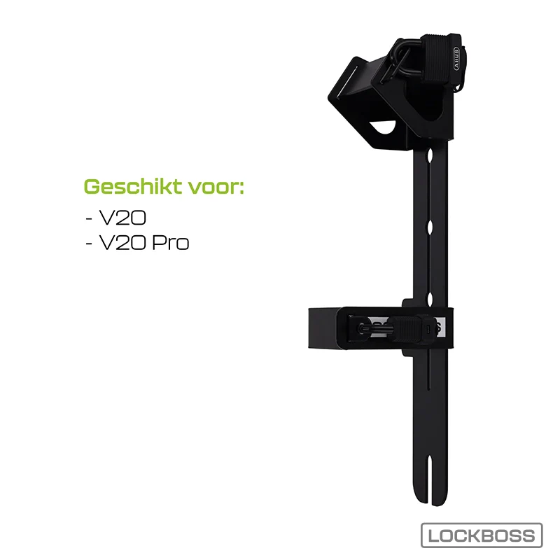 Op een witte achtergrond is een zwarte, verticale metalen BATTERIJLSOT-bevestigingsbeugel met verstelbare banden afgebeeld, ontworpen voor de V20- en V20 Pro-fatbikes. In groene tekst staat „Geschikt voor: - V20 - V20 Pro”, en in de rechteronderhoek is het Lockboss-logo te zien. De LOCKBOSS BATTERIJLSOT VOOR FATBIKE V20 & V20 PRO – VEILIG FIETSSLOT VOOR ACCU biedt veilige bescherming voor de accu van je e-bike en is tevens compatibel als accuslot-oplossing voor de V20 van Lockboss L2 – perfect voor