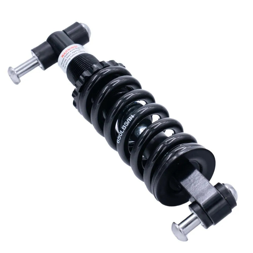 Een QMWHEEL V20 (PRO) - VERING - ORIGINEEL van QMWHEEL, voorzien van een zwarte metalen schroefveer-schokdemper met bevestigingsbouten aan beide uiteinden, wordt afgebeeld op een witte achtergrond. Deze originele vering is een ideaal vervangingsonderdeel voor fatbikes of vergelijkbare modellen zoals de QMWheel V20 Pro, en garandeert optimale veringprestaties en compatibiliteit.