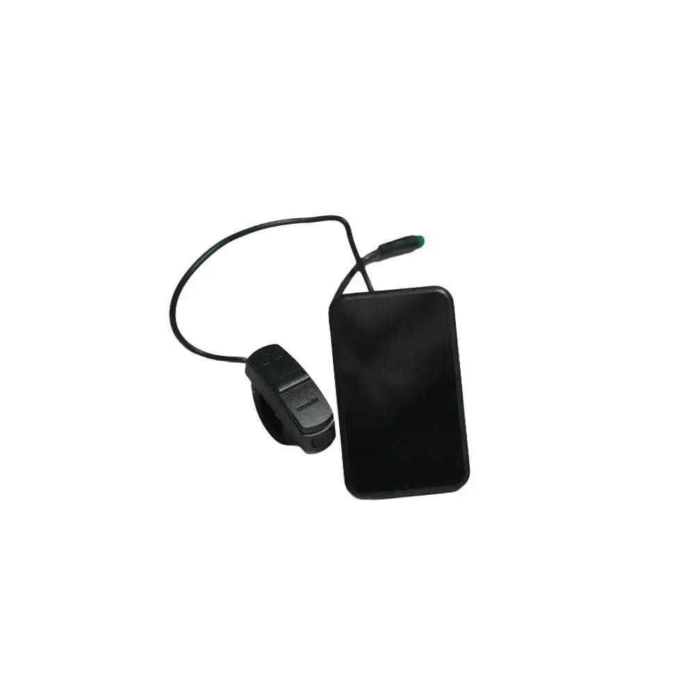 Een zwarte, rechthoekige TitanBikes ENGWE – Display – E26/E26ST, die via een korte kabel is aangesloten op een opklikbaar accessoire, staat op een witte achtergrond.