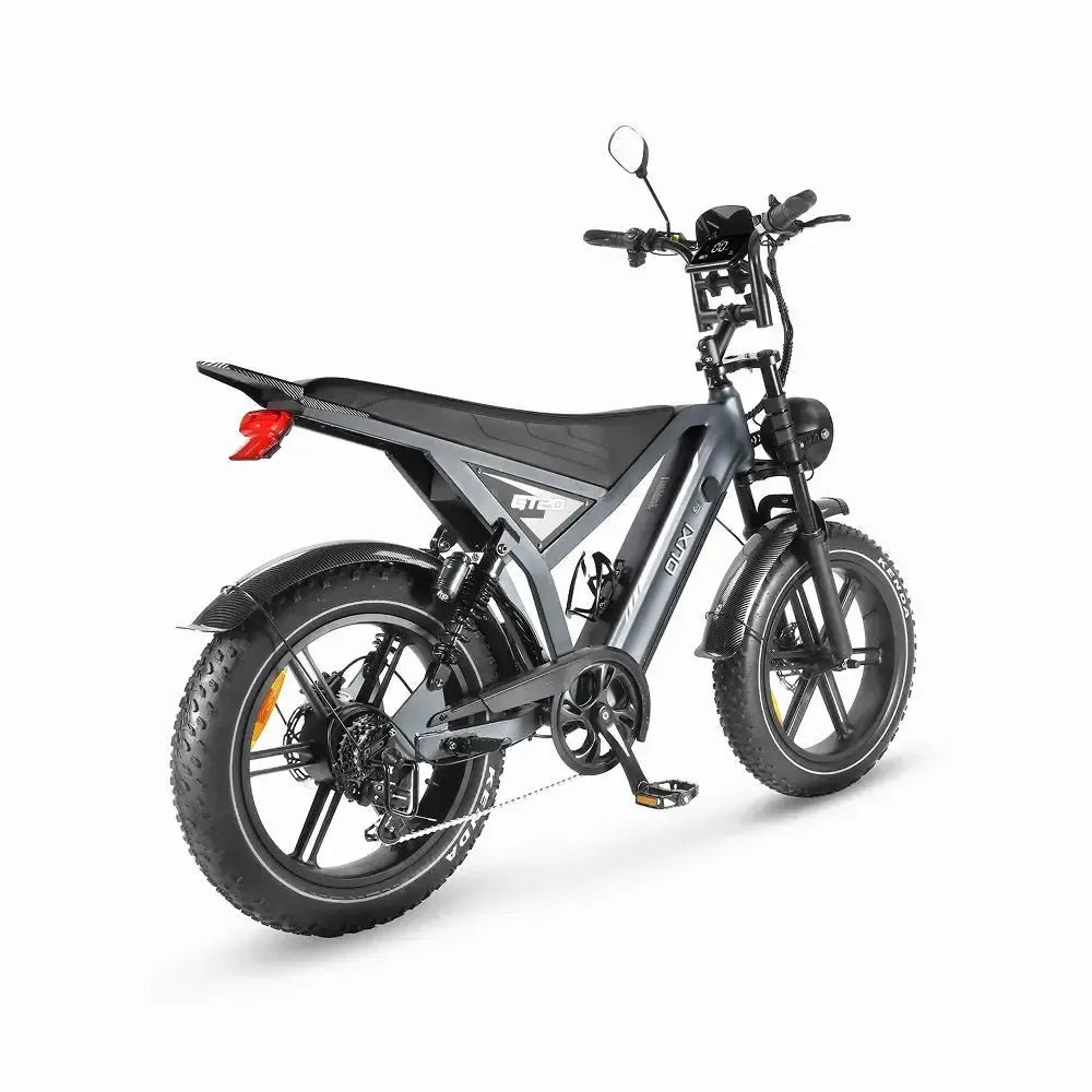 Een zwart-zilveren OUXI FATBIKE GT20 – MODEL 2026 met dikke banden, een bagagedrager achterop, zijspiegels en een koplamp is te zien tegen een witte achtergrond, gefotografeerd vanuit een hoek linksachter.