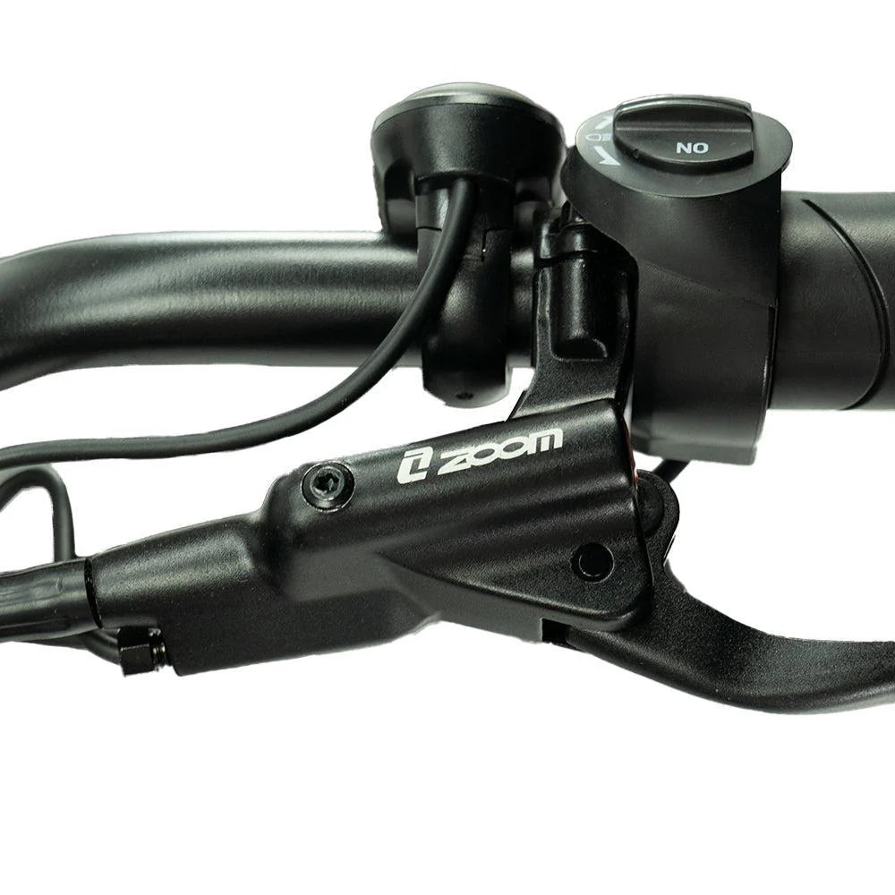 Close-up van een zwart fietsstuur, waarop een Zoom-remhendel, bevestigde kabels en een schakelaar met de standen ON en NO te zien zijn, zoals te zien op de OUXI FATBIKE V8 PRO (C80 PRO) – MODEL 2026 met hydraulische remmen en alarm.