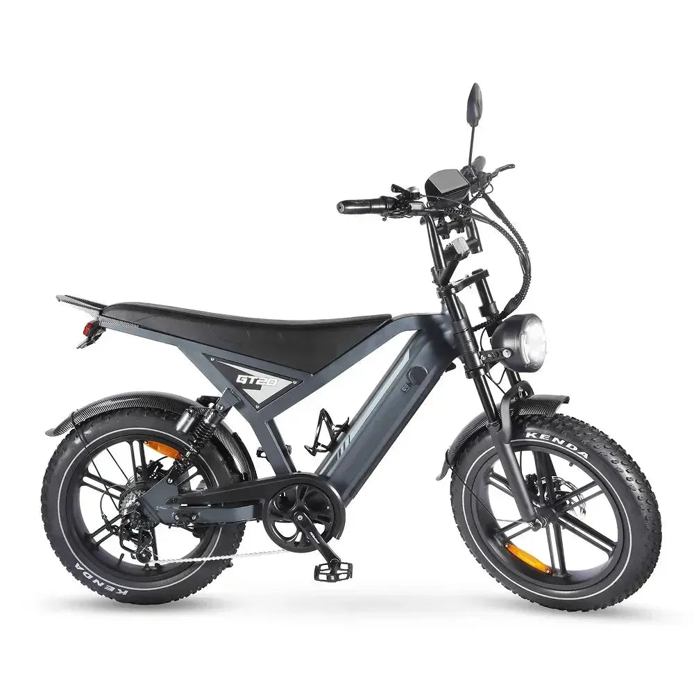 Een moderne elektrische fatbike met dikke banden, een ronde koplamp, een zwart frame, achteruitkijkspiegels en pedalen. De fiets is voorzien van het OUXI-logo en GT20-stickers en wordt afgebeeld op een witte achtergrond in zijaanzicht – waardoor het strakke ontwerp van de FATBIKE OUXI GT20 – MODEL 2026 met hydraulische remmen en een geïntegreerd alarmsysteem perfect tot zijn recht komt.