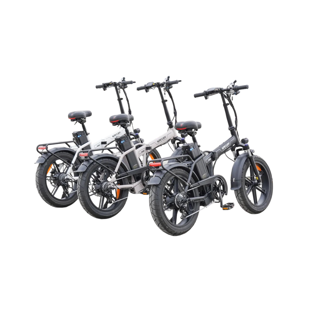 Drie elektrische fatbikes van het model QMWHEEL FATBIKE Q30 / T20 - 20 INCH – MODEL 2025 in de kleuren zwart, grijs en wit staan naast elkaar geparkeerd, lichtjes naar rechts gedraaid tegen een witte achtergrond. Elke fiets is voorzien van een geavanceerd alarmsysteem, hydraulische remmen voor superieure remkracht, een krachtige 48V-accu en een betrouwbare 250W-motor voor soepele en efficiënte ritten.