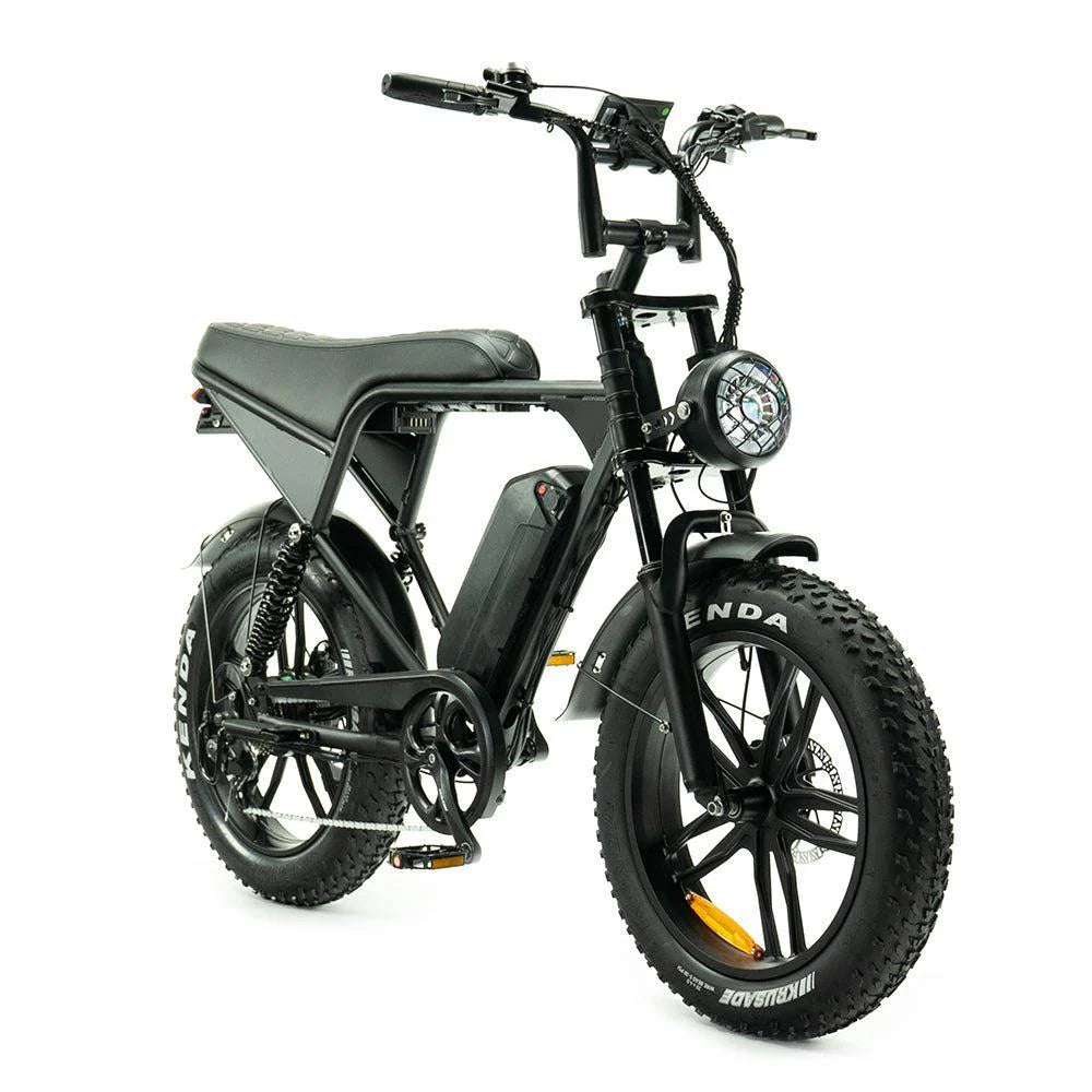 Een zwarte OUXI FATBIKE V8 PRO (C80 PRO) – MODEL 2026 elektrische fiets met dikke Kenda-banden, een opvallende koplamp en een rechthoekig frameontwerp. Deze elektrische fatbike van OUXI is uitgerust met voor- en achtervering, hydraulische schijfremmen, een alarmsysteem en een goed zichtbare accu die op het frame is gemonteerd.