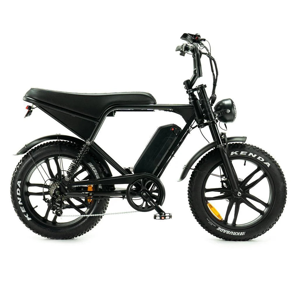 Een zijaanzicht van de zwarte OUXI FATBIKE V8 PRO (C80 PRO) – MODEL 2026 e-bike, voorzien van brede Kenda-banden, een groot zadel, voor- en achterlichten, een op het frame gemonteerde accu en hydraulische remmen met alarmsysteem, afgebeeld tegen een witte achtergrond.