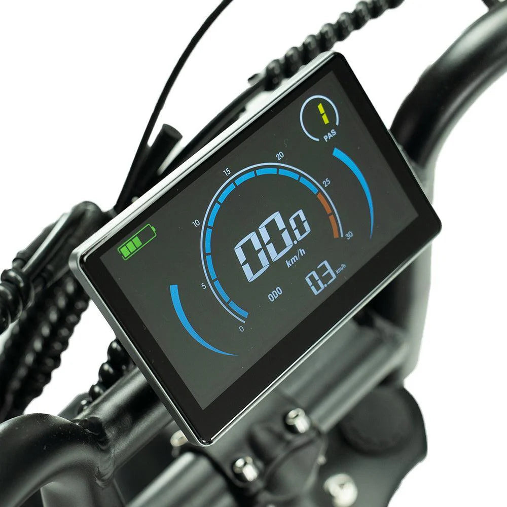 Close-up van een OUXI FATBIKE V8 PRO (C80 PRO) – digitaal display van het model 2026 waarop de snelheid, het batterijniveau en het ondersteuningsniveau worden weergegeven, gemonteerd op het stuur van deze elektrische fatbike van OUXI, met zichtbare kabels rondom het scherm.