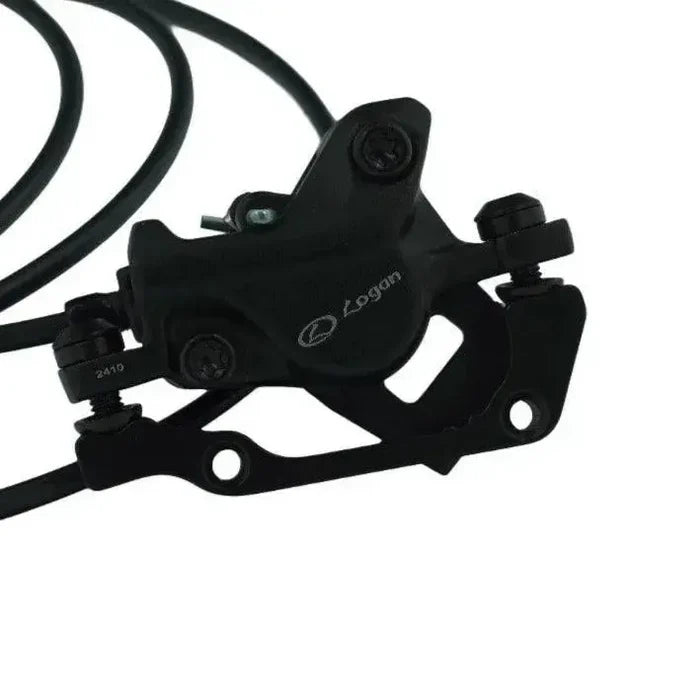 De LOGAN - REM RECHTS (HYDRAULISCH) - ORIGINEEL van QMWHEEL en OUXI is een zwarte hydraulische schijfremklauw met bevestigde kabels, afgebeeld tegen een witte achtergrond. De zichtbare bouten en het opvallende logo op het hoofdgedeelte maken deze remklauw tot een uitstekende keuze voor fatbike-rijders die op zoek zijn naar betrouwbare hydraulische remprestaties van merken als OUXI.