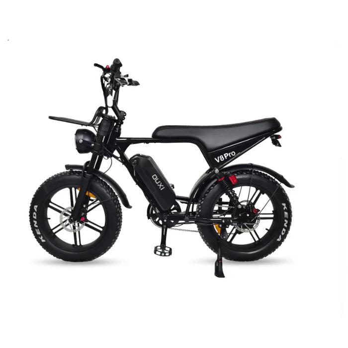 Zijaanzicht van een zwarte FATBIKE OUXI V8 PRO (C80 PRO) – MODEL 2026 met dikke banden, met de merknaam OUXI op het frame, uitgerust met hydraulische remmen en een alarmsysteem, rechtopstaand op een witte achtergrond.