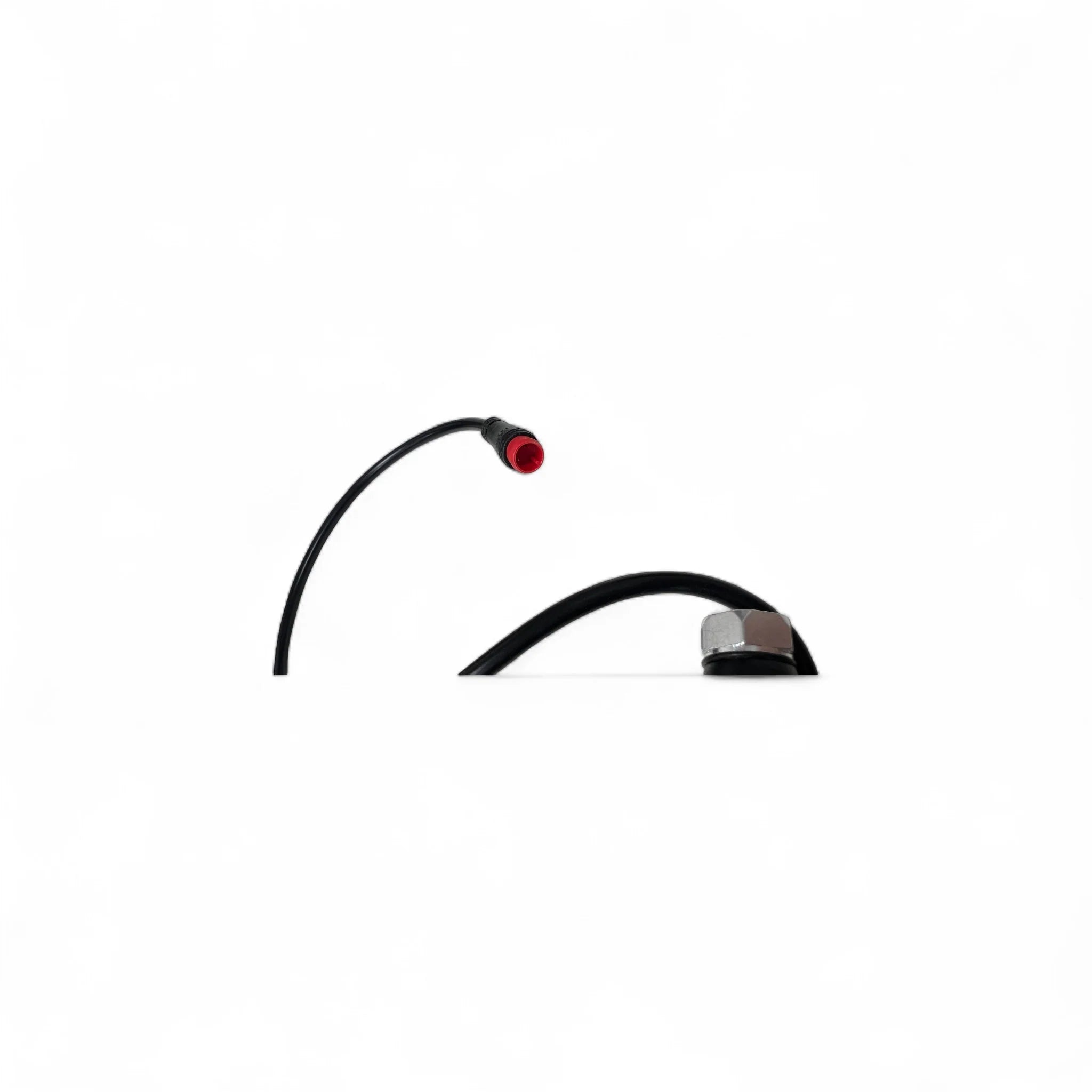 Een minimalistische afbeelding toont de ZOOM - REMHENDEL RECHTS - HYDRAULISCH - ORIGINEEL van QMWHEEL en OUXI, met een strakke zwarte kabel met een opvallende rode punt die omhoog buigt naast een zilverkleurige zeskantmoer die op een gebogen zwarte draad rust – dit alles tegen een strakke witte achtergrond om de nauwkeurige techniek ervan te benadrukken.