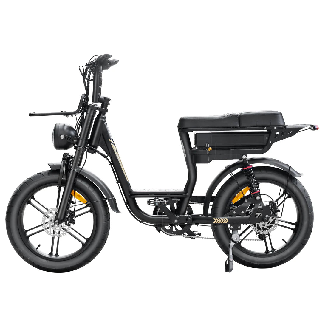Zijaanzicht van een zwarte QMWHEEL FATBIKE C28 PRO – DAMESMODEL 2026 met dikke banden, een koplamp, achtervering, bagagedrager en een bekleed zadel. Dit model is voorzien van hydraulische schijfremmen, een 250 W-accu die onder het zadel is gemonteerd, een geïntegreerd alarmsysteem en een lage instap voor gemakkelijk opstappen.