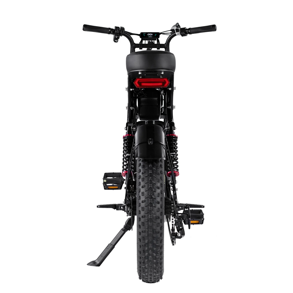 Achteraanzicht van de 7GO FATBIKE – 7GO – RSE SPECIAL EDITION – MODEL 2026 – ALARM in het zwart, met de brede achterband, de dubbele achterschokdempers, de uitgeschoven standaard en het zichtbare stuur. Deze fatbike is voorzien van een rechthoekig rood achterlicht onder het zadel en biedt krachtige ondersteuning voor een moeiteloze, soepele rit.