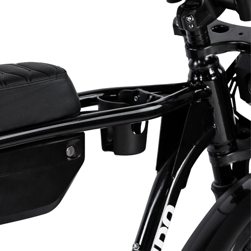 Close-up van een zwart 7GO FATBIKE - RSE SPECIAL EDITION-frame met een zadel, een bekerhouder en een deel van het stuur. De aandacht is gericht op het middengedeelte aan de voorkant van deze krachtige elektrische fatbike uit de MODEL 2026-serie van 7GO, voorzien van een geïntegreerd alarm.