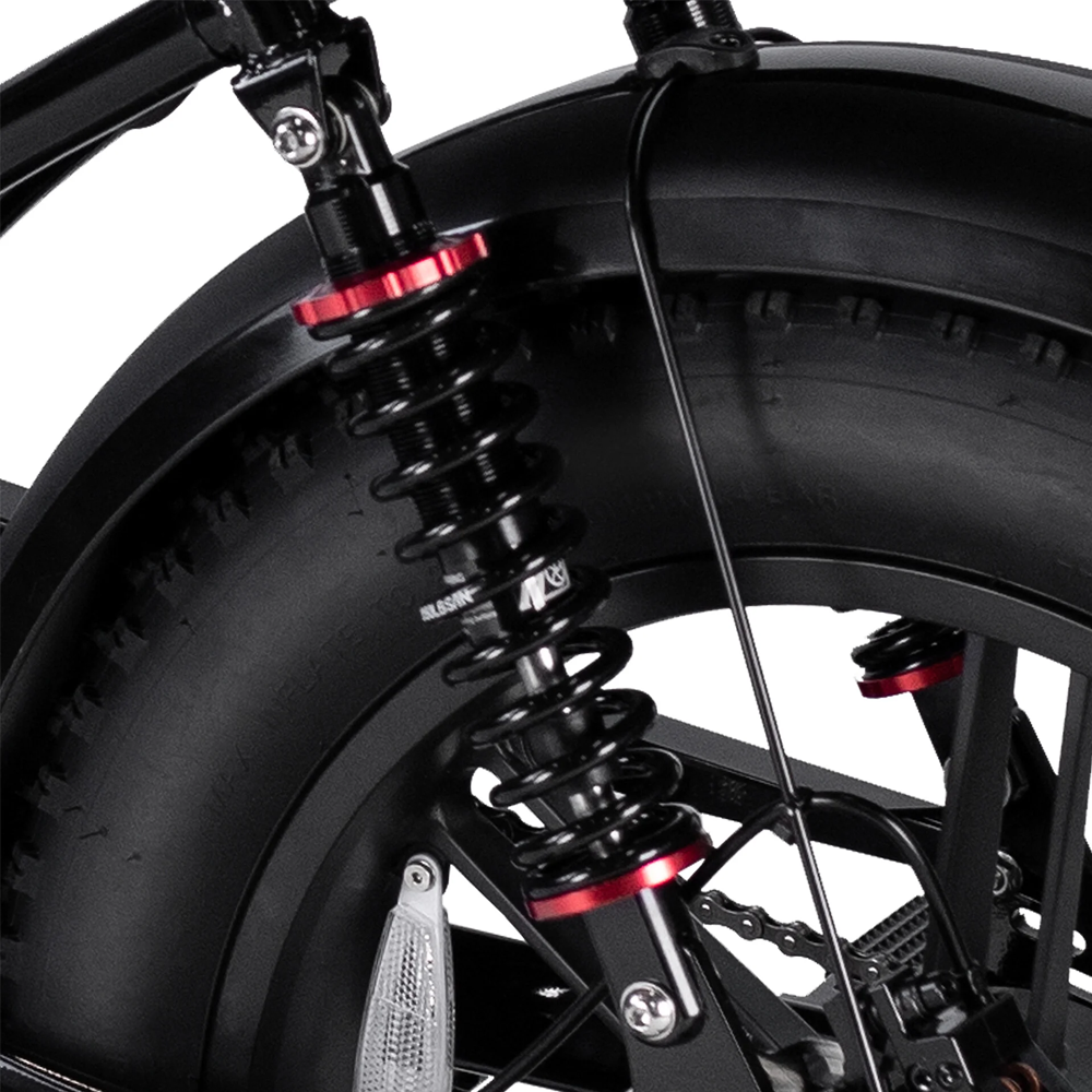 Close-up van de 7GO FATBIKE - RSE SPECIAL EDITION (model 2026), met de nadruk op het zwarte achterveringssysteem met een robuuste band, een schokdemper met spiraalveer en rode accenten, en een gedeeltelijk zicht op de wielspeuken — ontworpen voor krachtige ondersteuning op elk terrein.