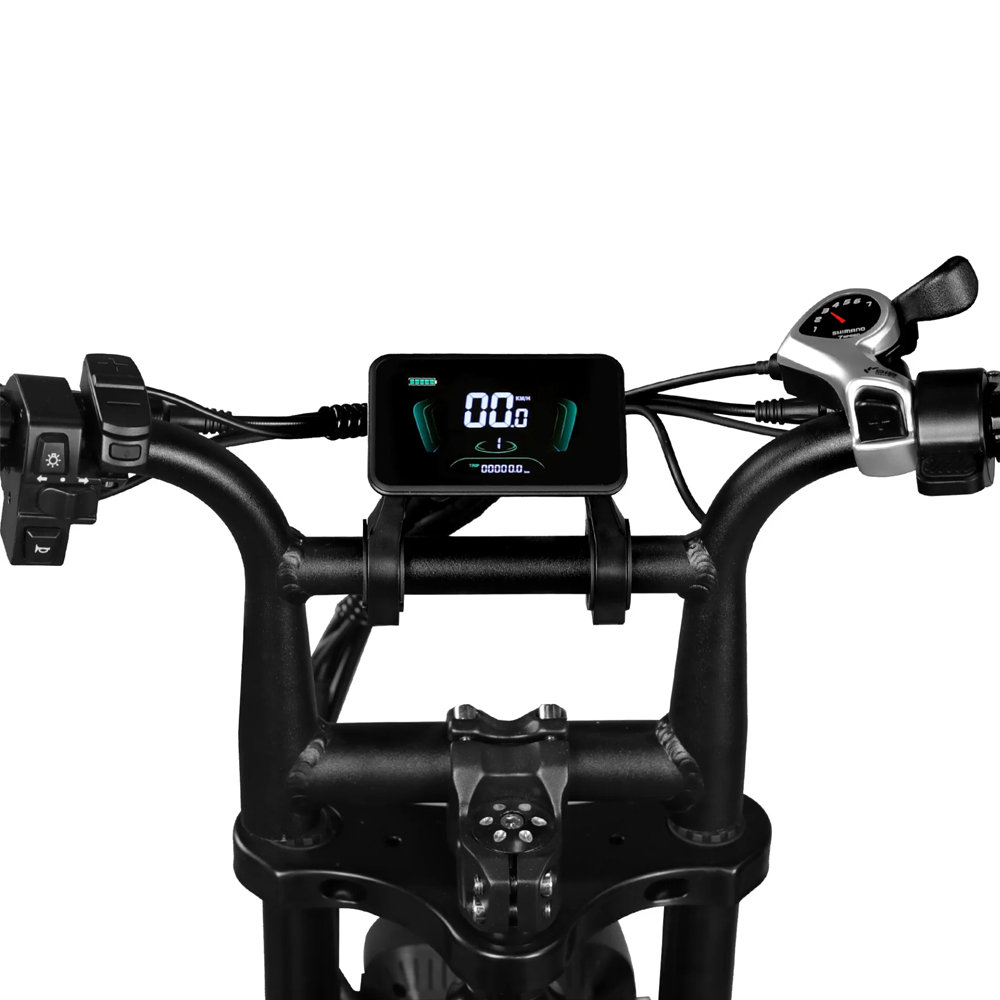 Close-up van het 7GO FATBIKE - RSE SPECIAL EDITION - MODEL 2026 - ALARM-stuur, voorzien van een digitaal display met snelheidsweergave, batterij-indicator en diverse bedieningsknoppen, met aan weerszijden remhendels. Deze elektrische fatbike van 7GO biedt krachtige ondersteuning voor een soepele en krachtige rijervaring.