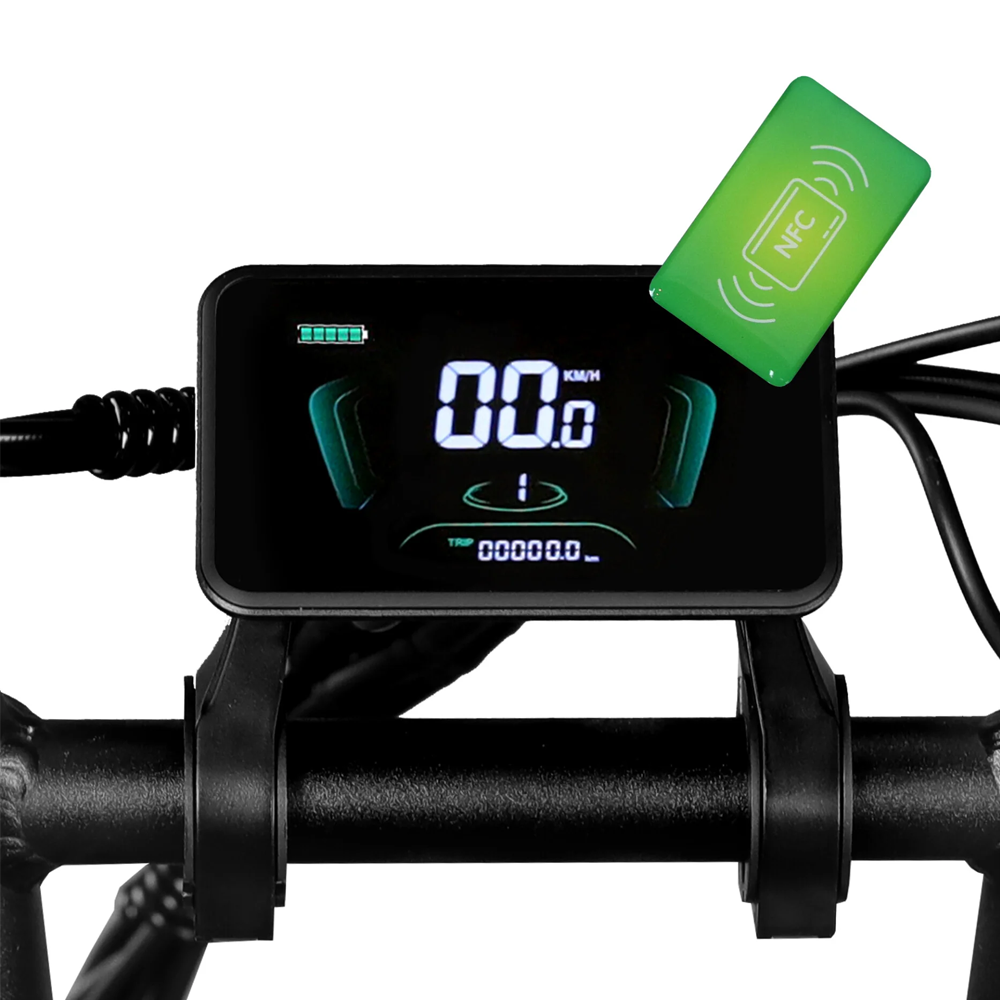 Een close-up van de 7GO FATBIKE - 7GO - RSE SPECIAL EDITION - MODEL 2026 - Het digitale display van ALARM, dat 0,0 km/u aangeeft, met een groene NFC-kaart die dicht bij het scherm wordt gehouden voor snelle toegang tot krachtige ondersteuning, en het stuur dat eronder zichtbaar is.