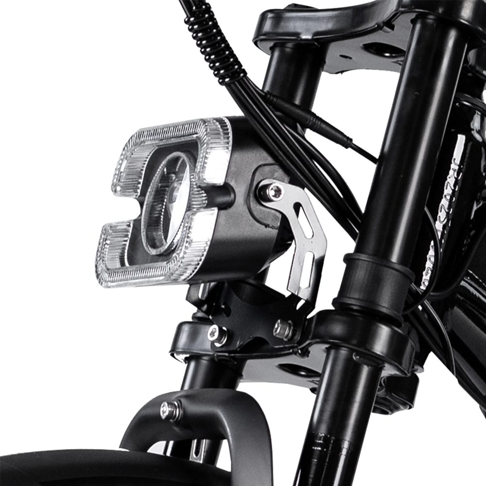 Close-up van de zwarte voorvork en het LED-koplicht van de 7GO FATBIKE - RSE SPECIAL EDITION MODEL 2026, met aandacht voor de bedrading en de bevestigingsbeugels. Deze krachtige ondersteuningsopstelling laat het geavanceerde ontwerp van een hoogwaardige 7GO elektrische fatbike goed tot zijn recht komen.