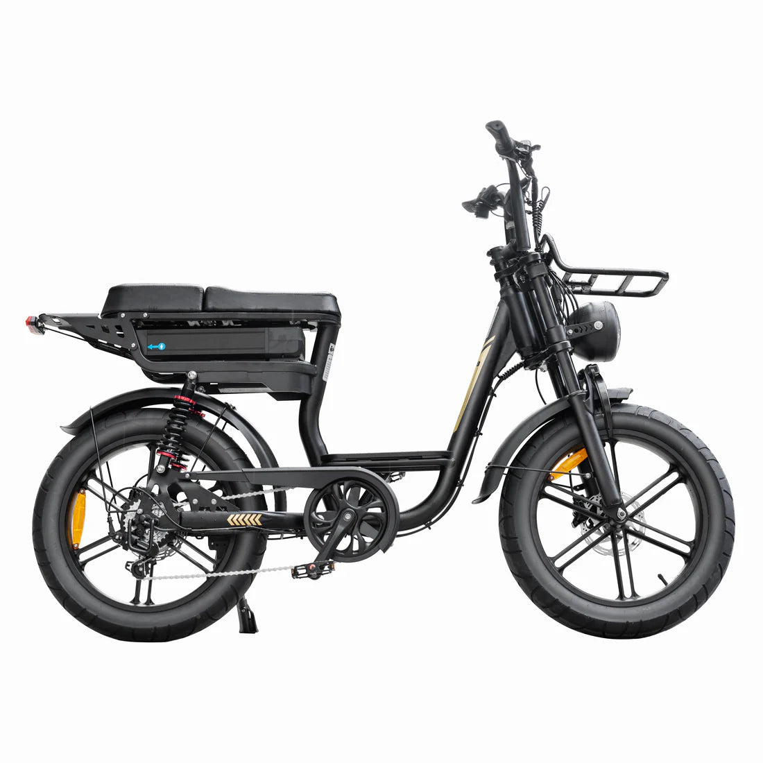 De QMWHEEL FATBIKE C28 PRO – DAMES MODEL 2026 heeft een zwart frame met een lage instap, dikke banden, bagagedragers voor en achter, achtervering, hydraulische remmen, een geïntegreerd alarmsysteem en een zichtbare 250 W-accu die achter het zadel is gemonteerd.