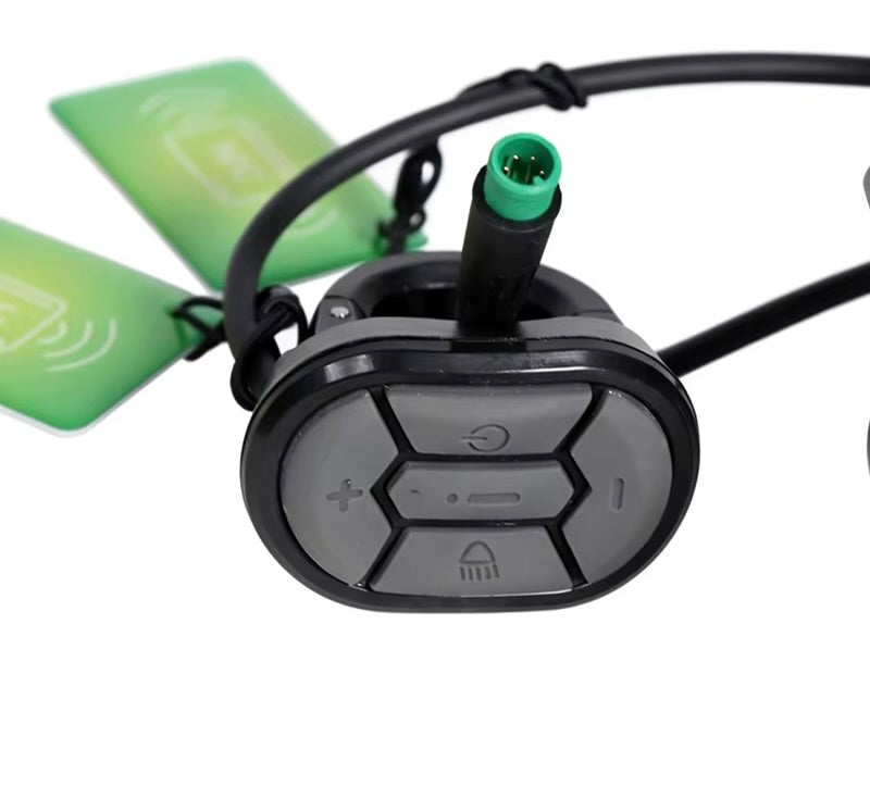 Close-up van een zwarte OUXI-schakelaar met drie grijze knoppen – voorzien van pictogrammen voor aan/uit, volume en verlichting – aangesloten op een kabel en vergezeld van twee groene RFID-sleutelkaarten. De opstelling bestaat uit het originele OUXI DISPLAY - SCHERM - HC80 - GT2000 met NFC voor naadloze toegang en verbeterde functionaliteit.
