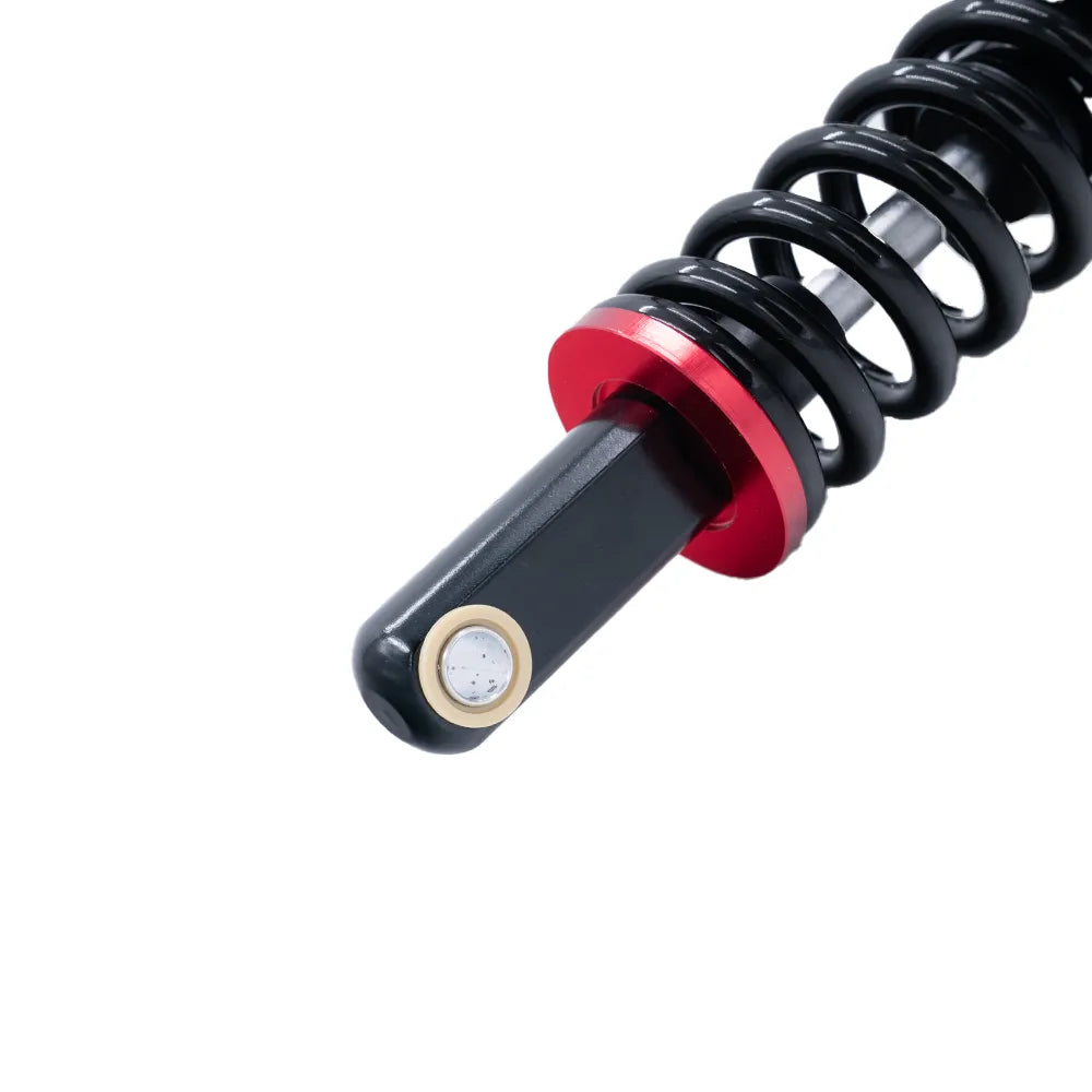 Hier volgt de herschreven zin op basis van de opgegeven productgegevens: Close-up van een zwarte metalen schroefveer-schokdemper met een rode ring, geïsoleerd op een witte achtergrond. Deze QMWHEEL S20 (PRO) - VERING - ORIGINEEL van QMWHEEL is een ideaal vervangingsonderdeel voor je fatbike en zorgt voor optimale prestaties en comfort tijdens je rit.