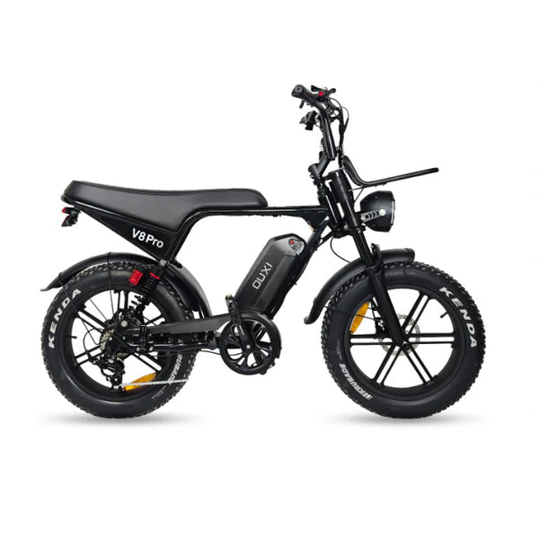 De zwarte FATBIKE OUXI V8 PRO (C80 PRO) – MODEL 2026, van het merk OUXI, wordt vanaf de zijkant afgebeeld tegen een witte achtergrond. Deze elektrische fatbike is voorzien van dikke Kenda-banden, een verlengd zadel, een koplamp, zichtbare schijfremmen met hydraulische remmen en een alarmsysteem.