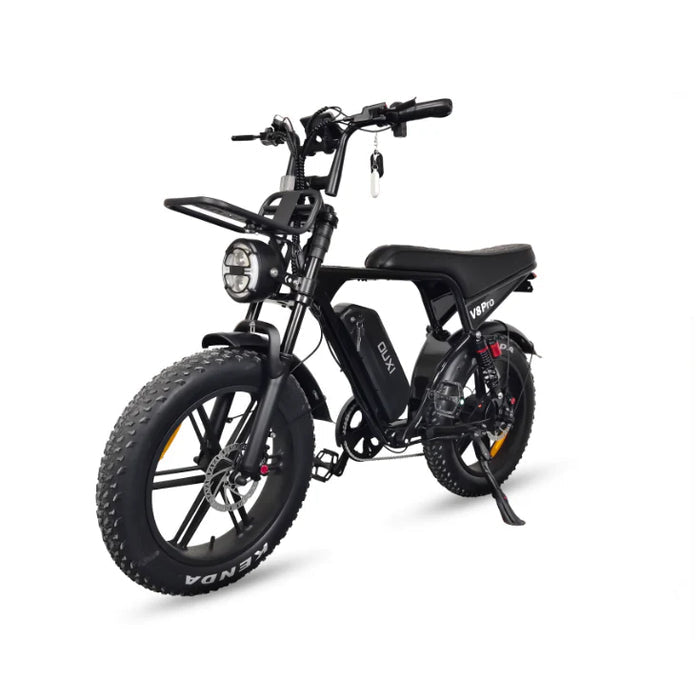Een zwarte FATBIKE OUXI V8 PRO (C80 PRO) – MODEL 2026, voorzien van dikke banden, een koplamp, een zijstandaard en een bekleed zadel. Op het frame staat de merknaam OUXI vermeld. Deze OUXI V8 PRO fatbike met hydraulische remmen en een alarm is zo geplaatst dat zowel het vooraanzicht als het zijaanzicht tegen een witte achtergrond te zien zijn.