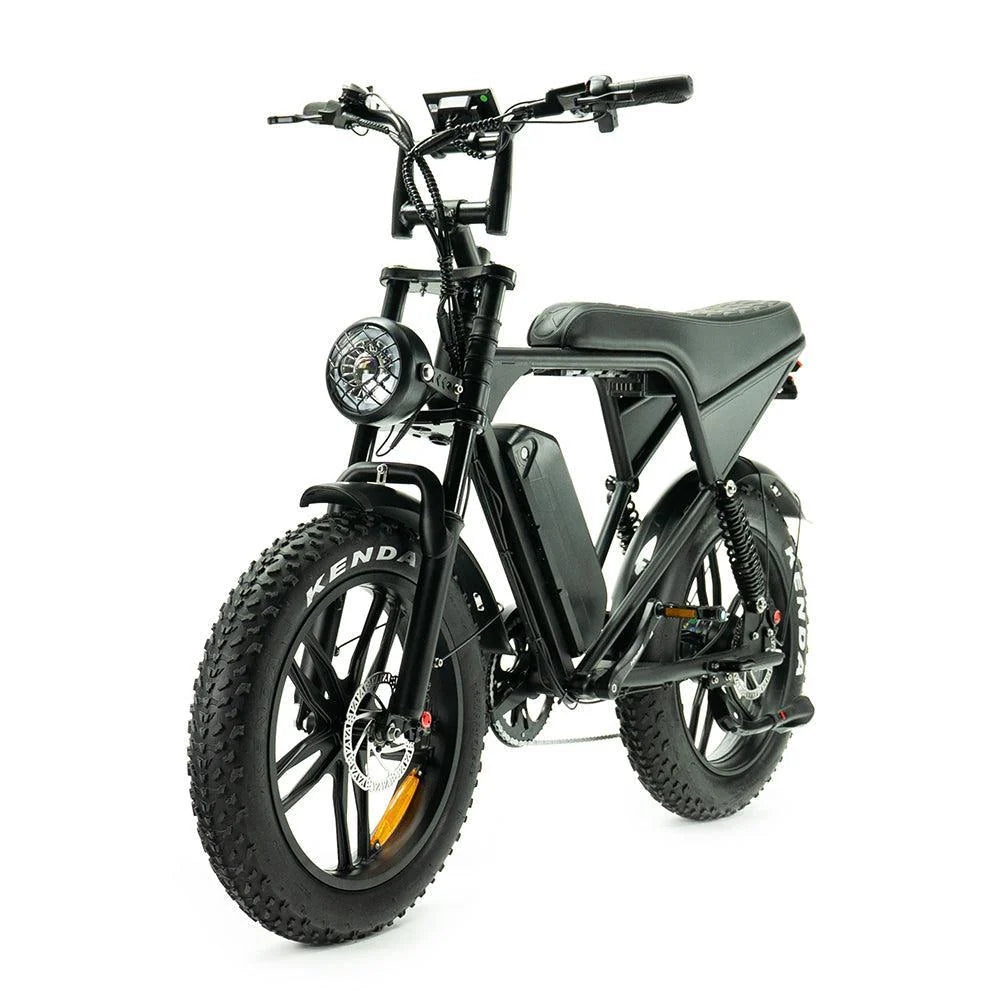 Een zwarte OUXI FATBIKE V8 PRO (C80 PRO) – e-bike model 2026, voorzien van dikke banden, voorvering, een koplamp, een rechthoekige accu die op het frame is gemonteerd, hydraulische remmen en een alarmsysteem van het merk OUXI, wordt schuin op een witte achtergrond tentoongesteld.