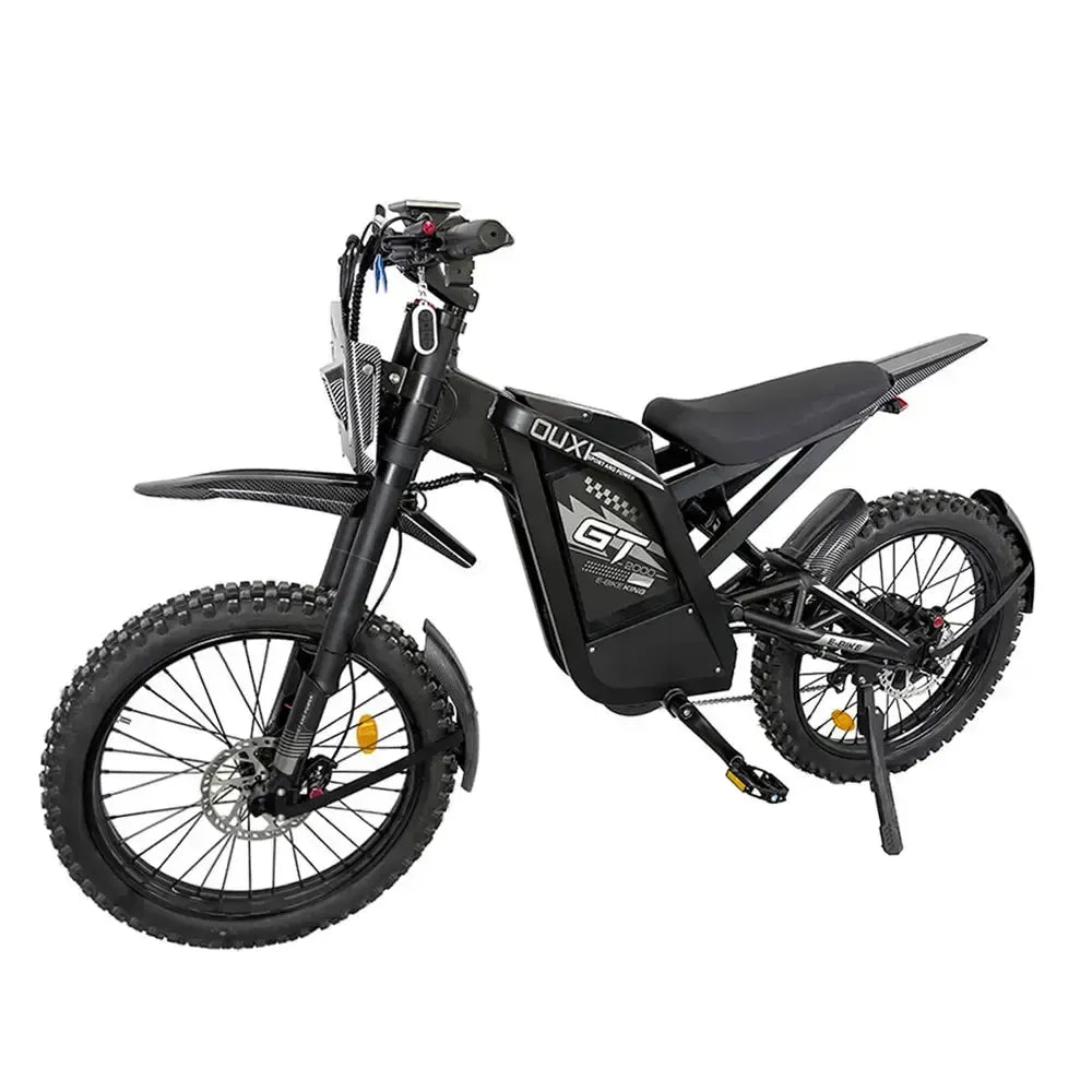 De OUXI FATBIKE GT2000 CROSS – OFFROADFIETS (MODEL 2026) is een zwarte elektrische offroad-fatbike van OUXI, uitgerust met dikke noppenbanden, een hoog zadel, een krachtige motor, een op het frame gemonteerde accu, voor- en achtervering, hydraulische remmen, een alarmsysteem en een zijstandaard, afgebeeld tegen een witte achtergrond.