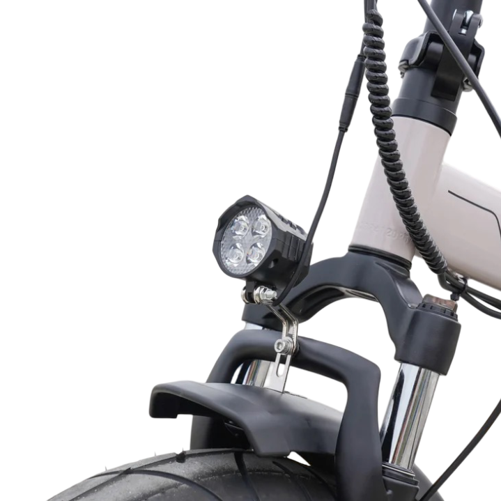 Close-up van de voorvork, koplamp met zichtbare kabel en brede banden van de QMWHEEL FATBIKE Q30 / T20 - 20 INCH – MODEL 2025, afgebeeld tegen een witte achtergrond. Het lichtbeige frame is voorzien van zwarte accenten. Deze elektrische fatbike is uitgerust met een krachtige motor van 250 W en biedt zowel stijl als een soepele rijervaring, aangevuld met hydraulische remmen en een geïntegreerd alarmsysteem.