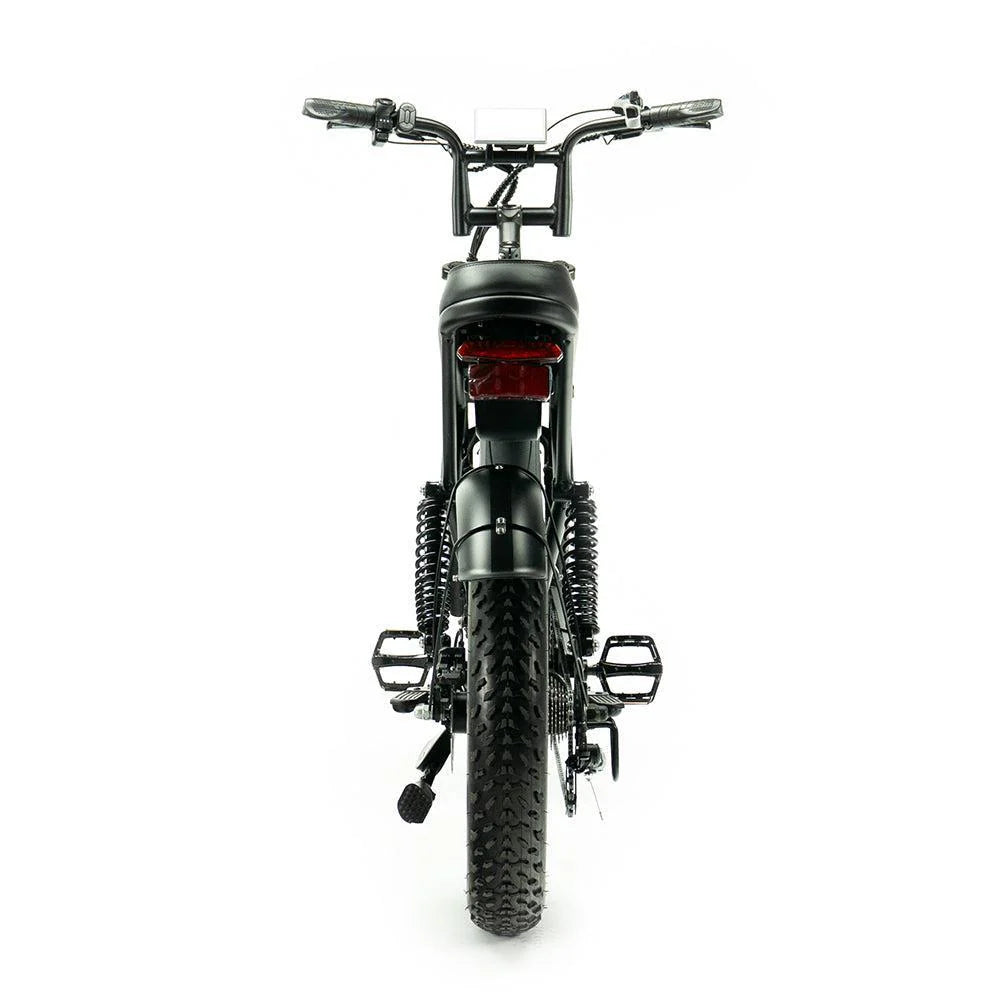 Achteraanzicht van een zwarte OUXI FATBIKE V8 PRO (C80 PRO) – MODEL 2026, met de nadruk op de brede banden met profiel, de dubbele vering, de zichtbare pedalen en het stuur. Deze elektrische fatbike van OUXI is voorzien van hydraulische remmen, een geïntegreerd alarmsysteem, een felrood achterlicht en een stevige standaard. De achtergrond is effen wit.