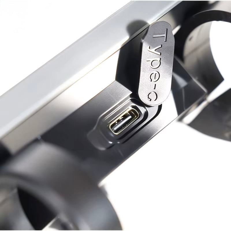 Close-up van een USB Type-C-poort met een klepje waarop ‘Type-c’ staat, gemonteerd op een metalen OUXI DISPLAY - SCHERM - HC80 - GT2000 - NFC - ORIGINEEL-apparaat. De belichting legt de nadruk op de poort en de componenten eromheen.