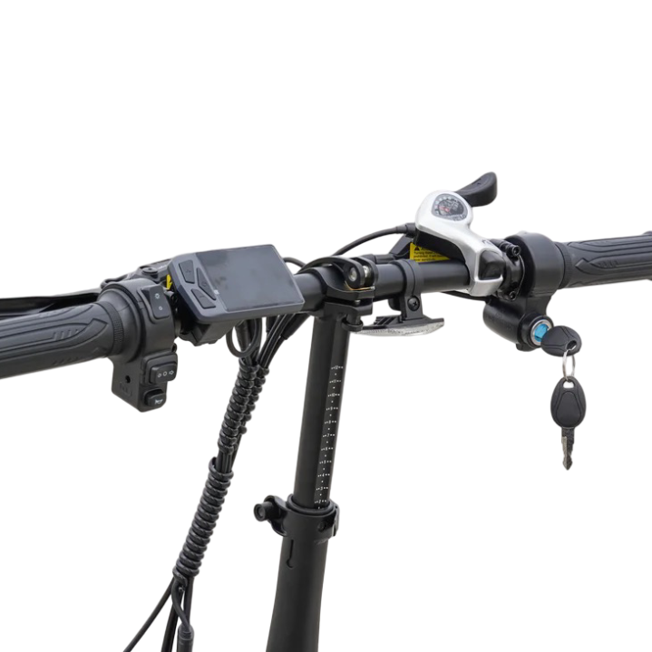 Close-up van de QMWHEEL FATBIKE Q30 / T20 – 20 inch – MODEL 2025-stuur, met daarop het display, de gashendel, de bel, de hydraulische remhendel en het contactslot met de sleutels eraan – vergelijkbaar met het intuïtieve bedieningspaneel dat doorgaans te vinden is op elektrische fatbikes of andere voertuigen met een 250W-motor – allemaal afgebeeld tegen een witte achtergrond.