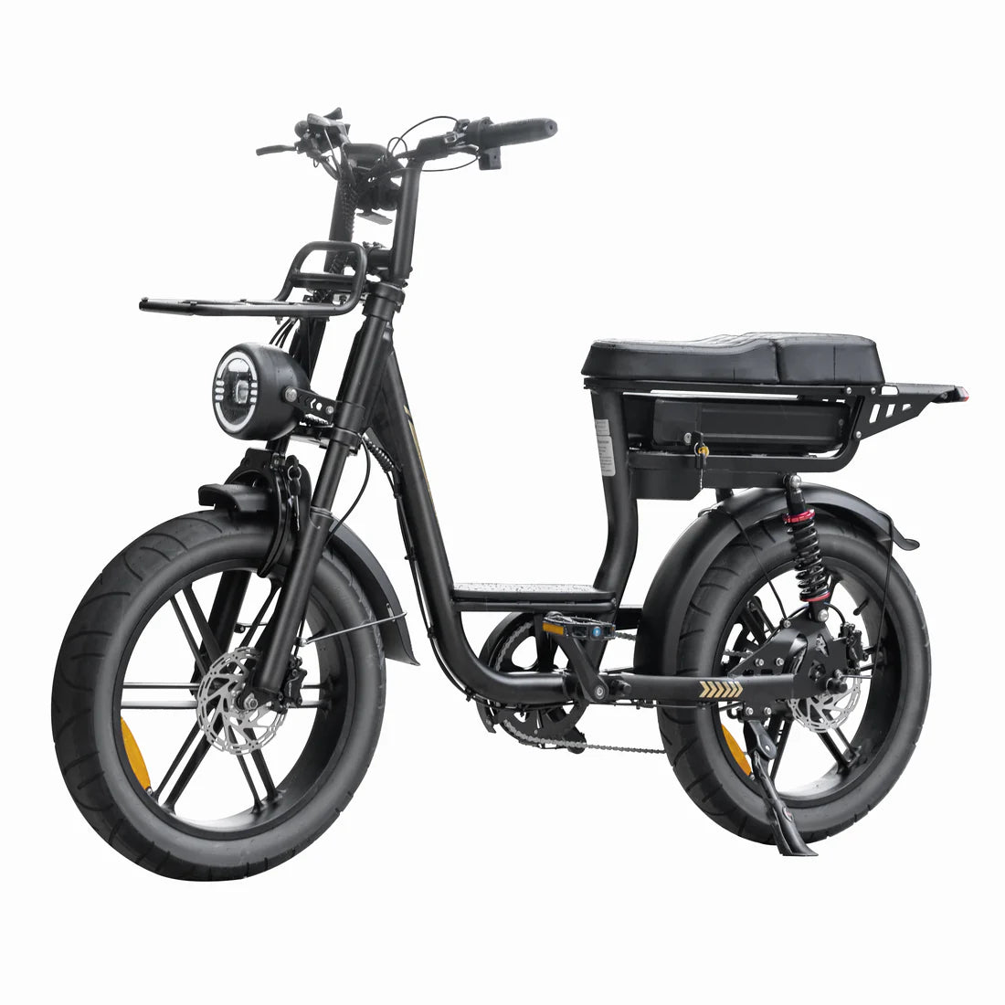 Een zwarte QMWHEEL FATBIKE C28 PRO – DAMESMODEL 2026 staat afgebeeld op een witte achtergrond, met dikke banden, een koplamp, ruime bagagedragers voor en achter en een geveerd zadel. Deze elektrische fatbike is ontworpen met een laag instapframe om gemakkelijk op te stappen en is uitgerust met krachtige trapondersteuning van 250 W, een geïntegreerd alarmsysteem en geavanceerde hydraulische remmen. De fiets staat rechtop met de standaard uitgeklapt.