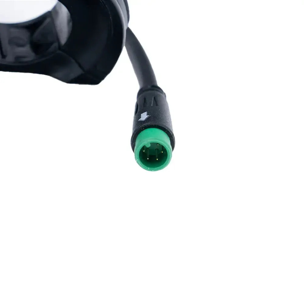 Een close-up van een zwarte QMWHEEL-kabel met een groene ronde stekker, met zichtbare pinnen aan de binnenkant en een witte pijl op de zwarte behuizing — ontworpen voor gebruik met de FATBIKE S20 (PRO) - NFC - DISPLAY — afgebeeld tegen een witte achtergrond.