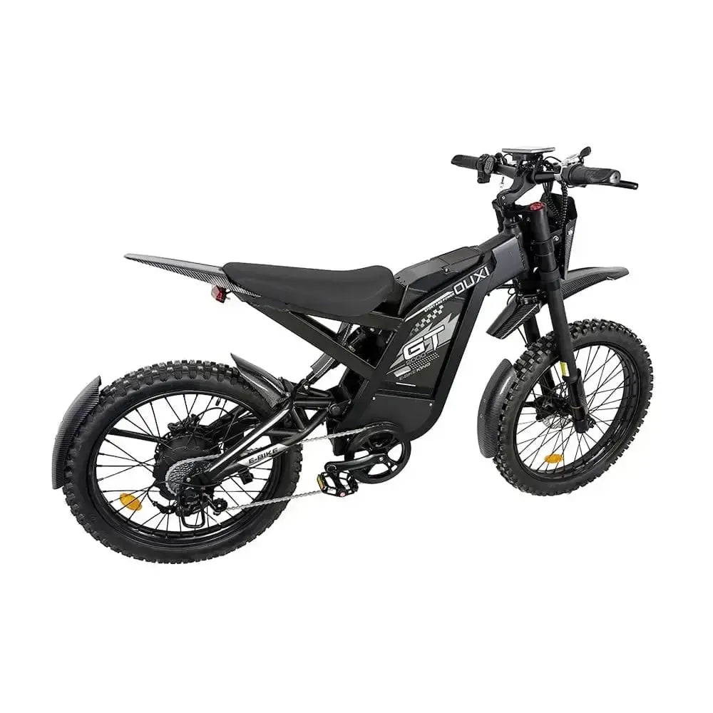 Een zwarte OUXI FATBIKE GT2000 CROSS offroadfiets – model 2026, met dikke banden, een in het midden geplaatste accu, een verhoogd zadel en hydraulische remmen, is vanuit een zijdelingse hoek van achteren afgebeeld tegen een witte achtergrond.