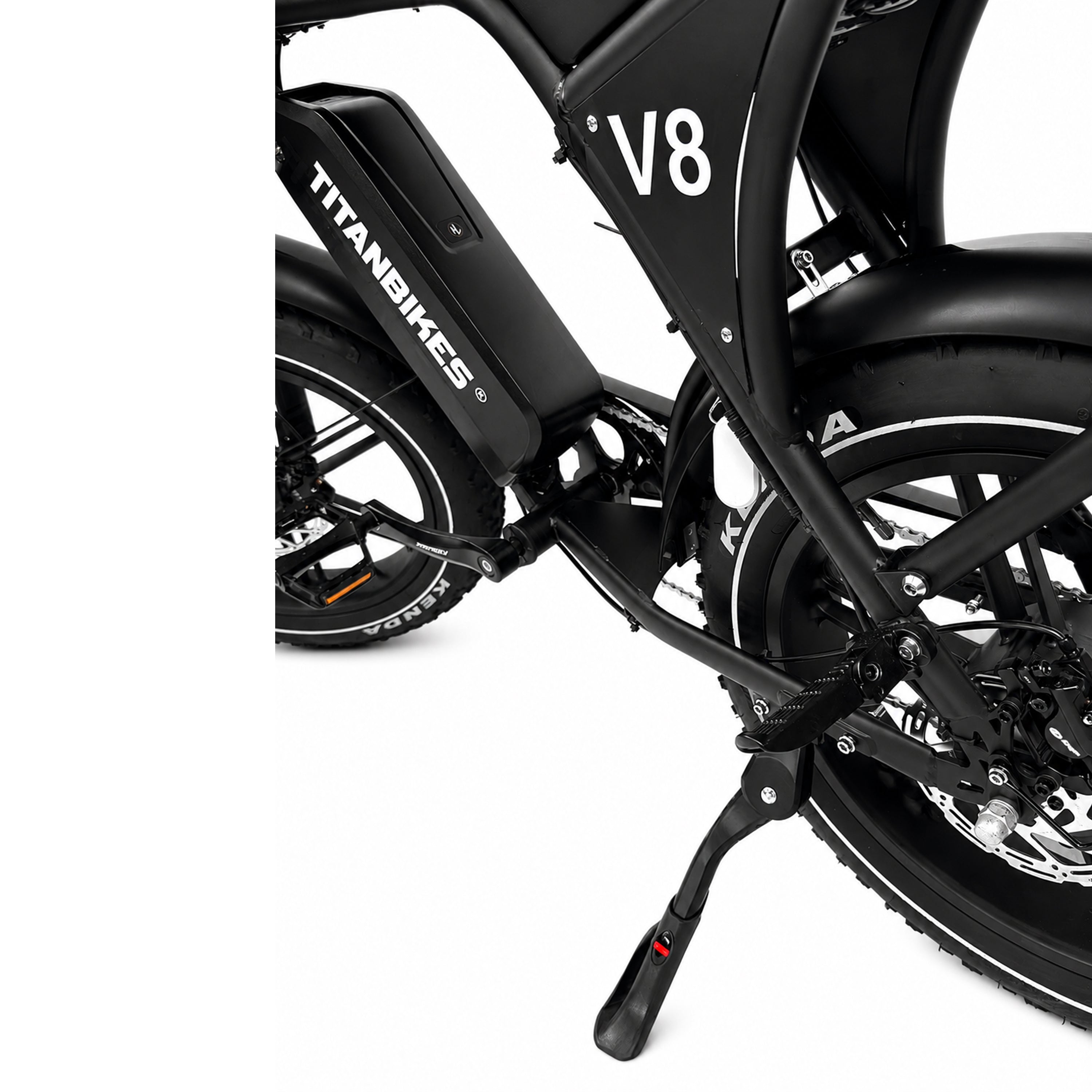 Close-up van een zwarte FATBIKE V8 (C80) – OUXI - MODEL 2026 met OUXI-logo, waarop de accu, het frame, de standaard, de hydraulische remmen en een deel van het achterwiel te zien zijn tegen een witte achtergrond.