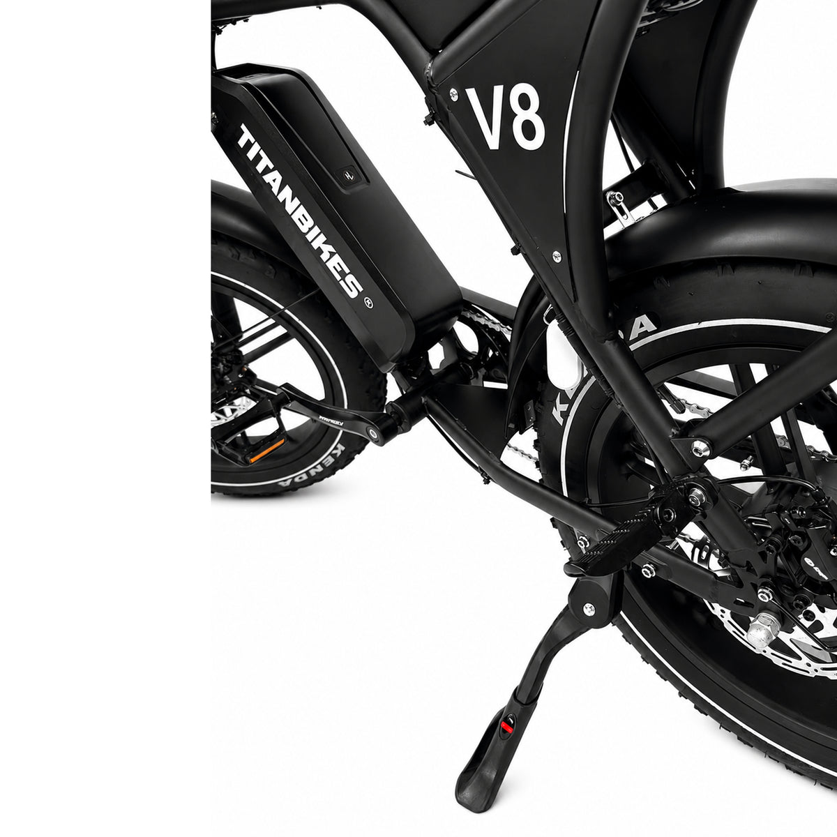 Close-up van een zwarte FATBIKE V8 (C80) – OUXI - MODEL 2026 met OUXI-logo, waarop de accu, het frame, de standaard, de hydraulische remmen en een deel van het achterwiel te zien zijn tegen een witte achtergrond.