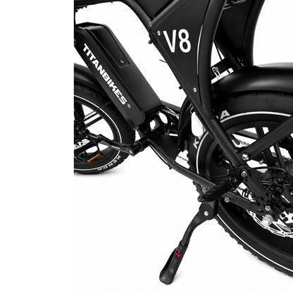 Close-up van een zwarte FATBIKE V8 (C80) – OUXI - MODEL 2026 met OUXI-logo, waarop de accu, het frame, de standaard, de hydraulische remmen en een deel van het achterwiel te zien zijn tegen een witte achtergrond.