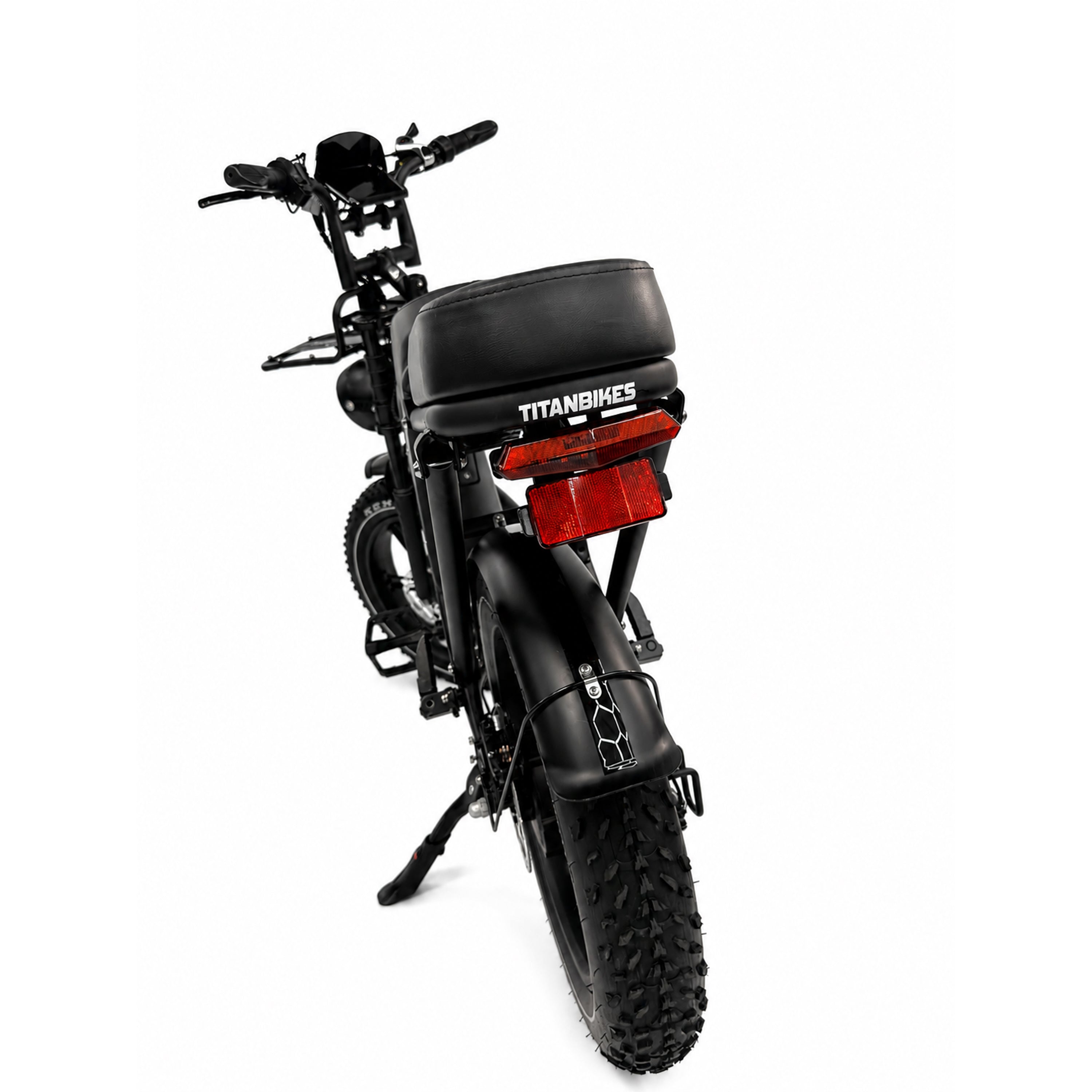 Een achteraanzicht van een zwarte OUXI FATBIKE V8 (C80) – MODEL 2026 met het TITANBIKES-logo, voorzien van een brede noppenband achter, hydraulische remmen, rode reflectoren en een standaard, gefotografeerd tegen een witte achtergrond.