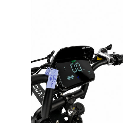 Close-up van het stuur van een OUXI FATBIKE V8 (C80) – MODEL 2026, met een digitaal display waarop de snelheid wordt weergegeven en een NFC-smartcard aan de linkerkant. Ook de remhendel, de gashendel en de hydraulische remmen zijn zichtbaar. De achtergrond is wit en minimalistisch.