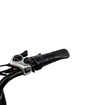 Close-up van het stuur van de OUXI FATBIKE V8 (C80) model 2026, voorzien van een snelheidsmeter, bel, hydraulische remmen, versnellingshendel en een zwarte rubberen handgreep met structuur aan de rechterkant. Tegen een strakke witte achtergrond komen de geavanceerde functies van deze elektrische fatbike – waaronder de hydraulische remmen en het ingebouwde alarm – perfect tot hun recht.