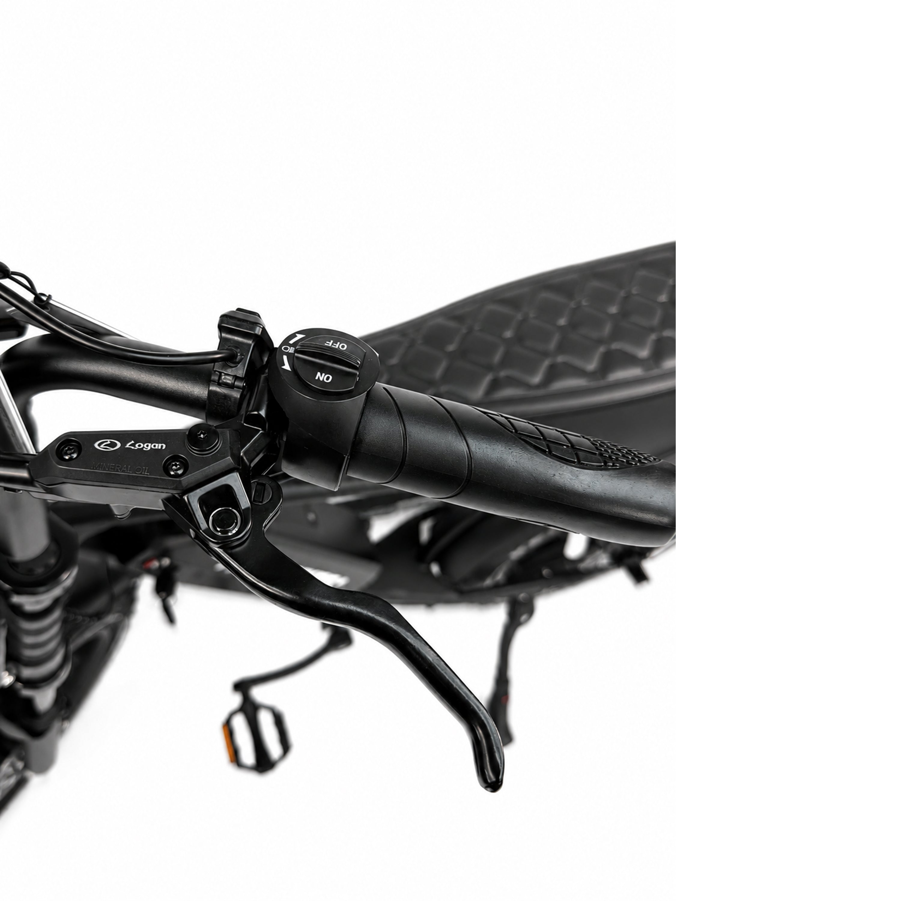 Close-up van het zwarte stuur van de OUXI FATBIKE V8 (C80) – MODEL 2026, met een bedieningsschakelaar met de aanduidingen M en NO, een handgreep met structuur, een hydraulische remhendel (hydraulische remmen), een deel van het gewatteerde zadel en pedalen – dit alles tegen een witte achtergrond.