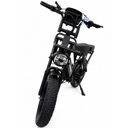 Een zwarte OUXI FATBIKE V8 (C80) – MODEL 2026 wordt vanuit een vooraanzicht getoond, waarbij de dikke banden, het stuur, de koplamp en het robuuste frame, uitgerust met hydraulische remmen en een alarmsysteem, goed tot hun recht komen. De fiets staat rechtop op zijn standaard tegen een witte achtergrond.