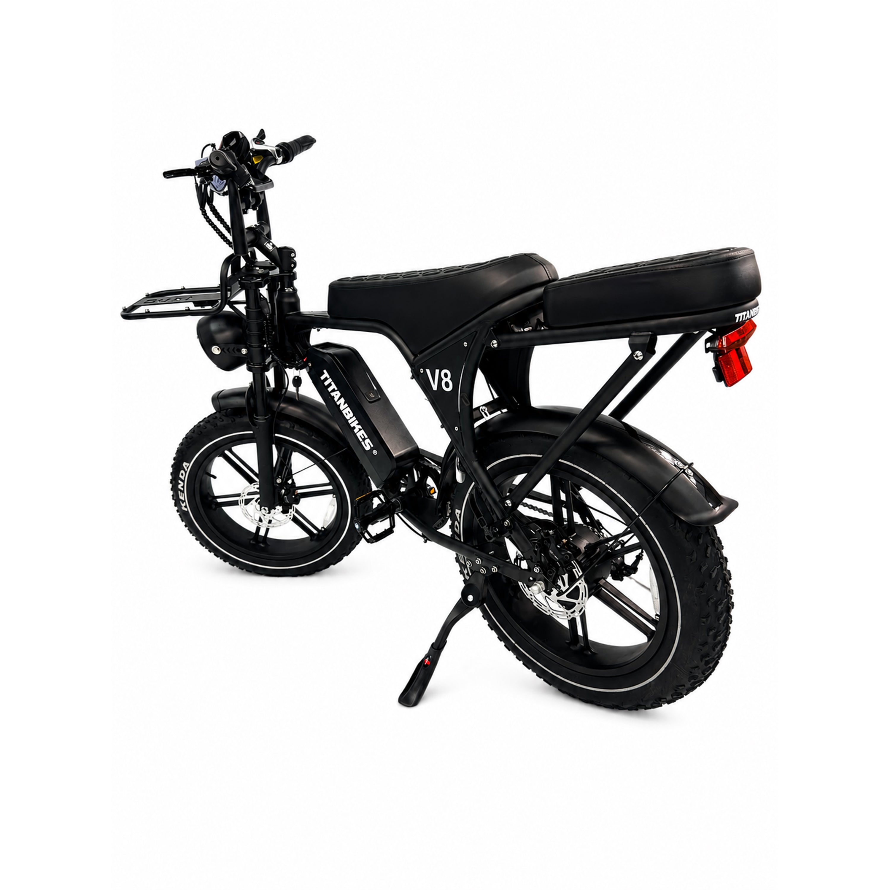 OUXI FATBIKE V8 (C80) model 2026, voorzien van dikke banden, hydraulische remmen, een alarmsysteem, een passagierszitje achterop, een bagagedrager achterop en een standaard; afgebeeld vanuit een hoek aan de achterzijde tegen een witte achtergrond.