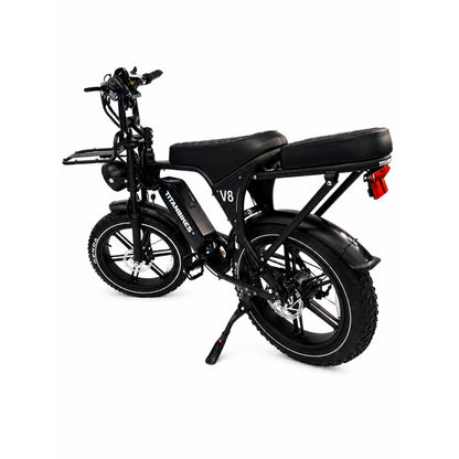 OUXI FATBIKE V8 (C80) model 2026, voorzien van dikke banden, hydraulische remmen, een alarmsysteem, een passagierszitje achterop, een bagagedrager achterop en een standaard; afgebeeld vanuit een hoek aan de achterzijde tegen een witte achtergrond.